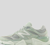 Com visual inspirado em uma sobremesa de iogurte com geleia de kiwi, os New Balance 9060 apostam na combinação de creme e verde pistache para conquistar fãs do estilo romântico