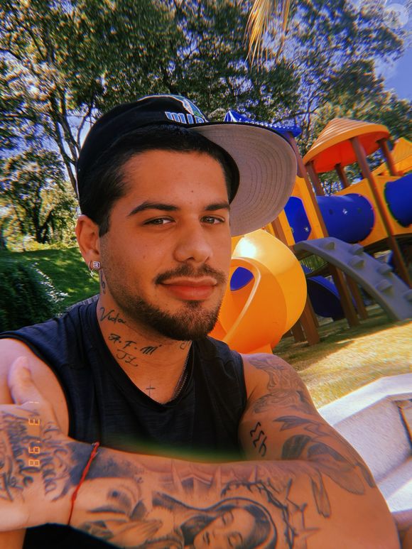 Publicação de Zé Felipe dividiu opiniões nas redes sociais por diferentes motivos, desde a pontuação até a atitude do cantor