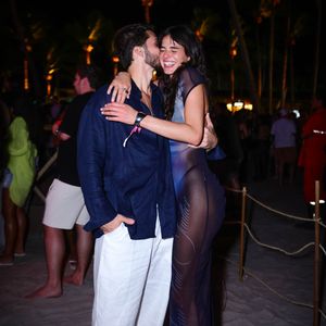 Bruna Marquezine apostou em acessórios minimalistas prateados para compor a produção.