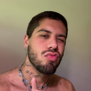 Na ocasião, Zé Felipe tinha prometido apenas não cortar por 1 ano, mas seguiu pintando os fios de cores diferentes