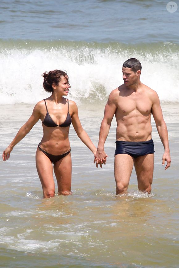 José Loreto e Fernanda Marques se refrescaram com banho de mar na praia de São Conrado, Rio de Janeiro