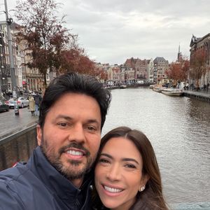 De acordo com a Revista Piauí, Fábio Faria também aparece em documentos relacionados a viagens internacionais organizadas por Daniel Vorcaro, companheiro de Patrícia Abravanel, incluindo deslocamentos para Londres e Lisboa, onde o ex-ministro teria se encontrado com integrantes da rede política do banqueiro