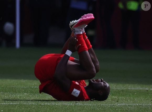 Volante da seleção do Canadá, Ismaël Koné deixou o gramado de maca após uma entrada de Assim Madibo na Copa 2026