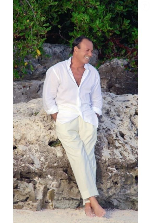 Julio Iglesias é acusado de violência sexual por duas ex-funcionárias que trabalhavam para ele em suas mansões na República Dominicana e nas Bahamas