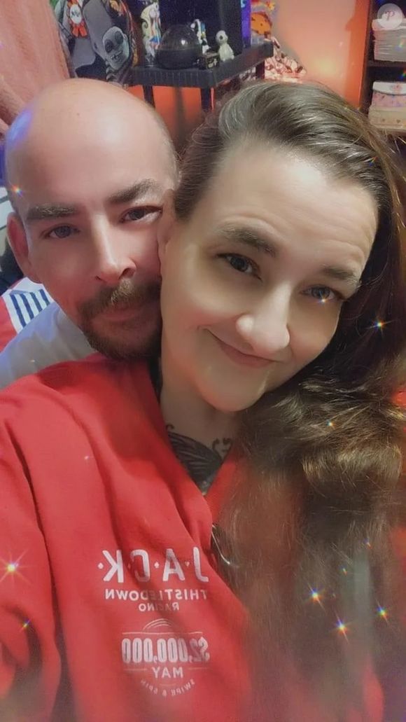 Allen seguiu seu caminho e passou a namorar uma mulher chamada Angie J., também conhecida pelos fãs do reality show