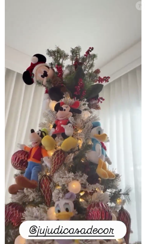 Apaixonada pela Disney, Bruna Marquezine tem uma árvore de Natal decorada com pelúcias da Disney