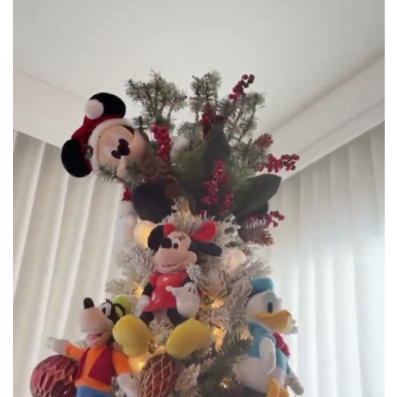 Apaixonada pela Disney, Bruna Marquezine tem uma árvore de Natal decorada com pelúcias da Disney