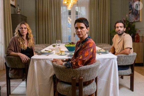 Heleninha (Paolla Oliveira), Celina (Malu Galli) e Afonso (Humberto Carrão) à espera de Odete (Debora Bloch) em Vale Tudo