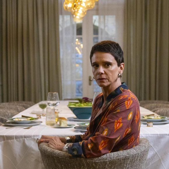 Heleninha (Paolla Oliveira), Celina (Malu Galli) e Afonso (Humberto Carrão) à espera de Odete (Debora Bloch) em Vale Tudo