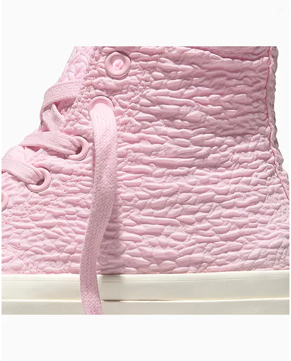 Nova versão rosa bebê com textura tridimensional transforma o clássico em peça fashionista