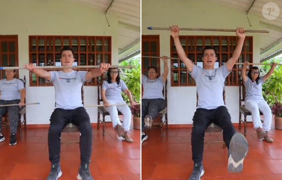 Para começar o primeiro exercício desta rotina de pilates na cadeira, sente-se com as costas retas e os pés apoiados no chão