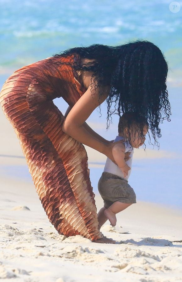 Lorena Maria brincou na areia com o filho, Rás, 5 meses, no dia em que a criança faz mesversário