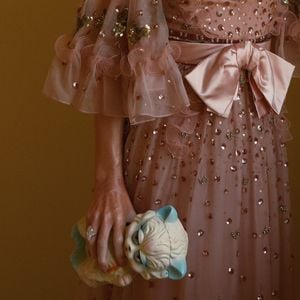 A bolsa de gatinho da Maison Valentino parece um brinquedo nas mãos de Marina Ruy Barbosa