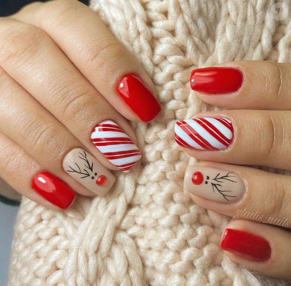 Natal com unhas decoradas: essa nail art traz desenho fofo de rena natalina