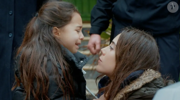 Melek entrega dentinho para Zeynep quando a professora é presa por sequestro