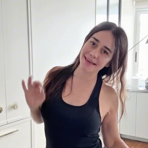 Alessandra Negrini compartilhou um vídeo em seu Instagram ensinando fazer uma panqueca de banana sem açúcar