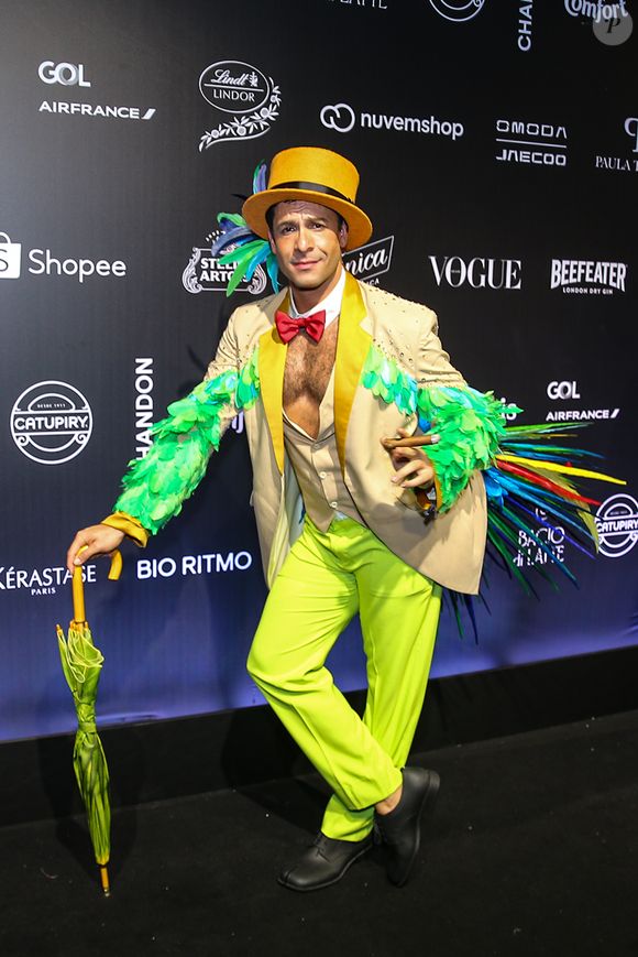 Baile da Vogue 2026: Rainer Cadete: ator deixou peitoral à mostra ao encarnar uma representação de Zé Pilintra em verde e amarelo