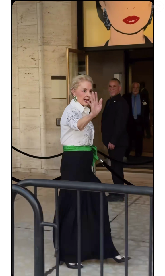 Nos comentários, Carolina Herrera recebeu muitos elogios de internautas tanto por sua beleza quanto pela postura impecável de salto alto