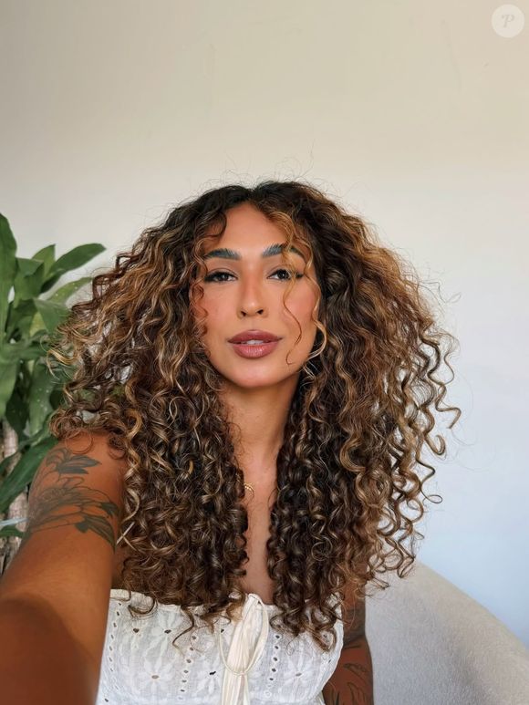 Existem muitos produtos recomendados para o cuidado de cabelos cacheados, no entanto, nem todos funcionam igualmente bem para todas as pessoas