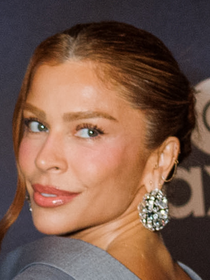 A aposta ousada de Grazi Massafera em look para festa da novela 'Dona Beja': atriz usa vestido de R$ 46 mil com blazer invertido. Fotos!