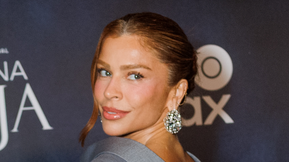 A aposta ousada de Grazi Massafera em look para festa da novela 'Dona Beja': atriz usa vestido de R$ 46 mil com blazer invertido. Fotos!