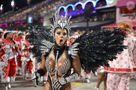 Rainha do Salgueiro, Viviane Araújo esbanja charme em diferentes ângulos - Foto: Brazilnews/Agnews