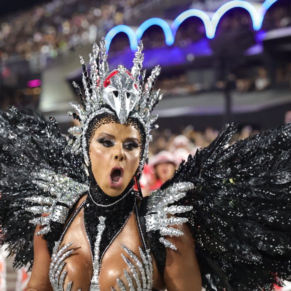 Rainha do Salgueiro, Viviane Araújo esbanja charme em diferentes ângulos - Foto: Brazilnews/Agnews