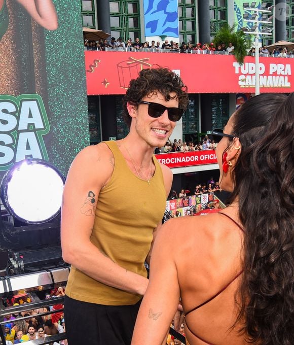 Bruna Marquezine e Shawn Mendes trocaram carinhos em cima do trio