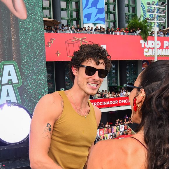 Bruna Marquezine e Shawn Mendes trocaram carinhos em cima do trio