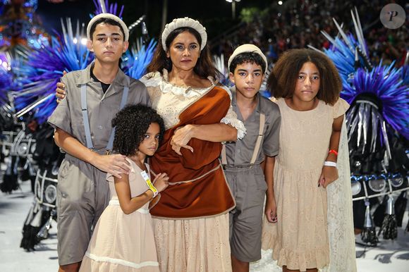 Dira Pes vive Dona Lindu no desfile que retrata a história de Lula