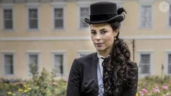 Melissa apanha de Lívia no final da primeira fase da novela 'Além do Tempo'