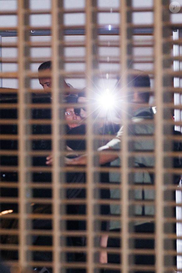 Lady Gaga cruzou saguão de aeroporto às escuras e tentou entrar em carro sem ser vista