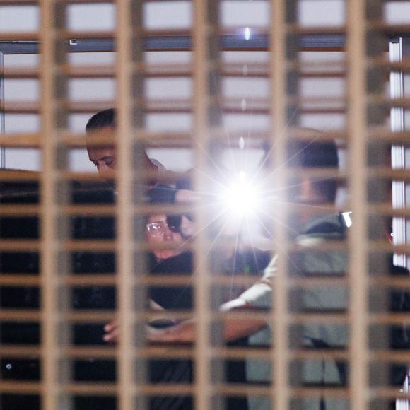 Lady Gaga cruzou saguão de aeroporto às escuras e tentou entrar em carro sem ser vista