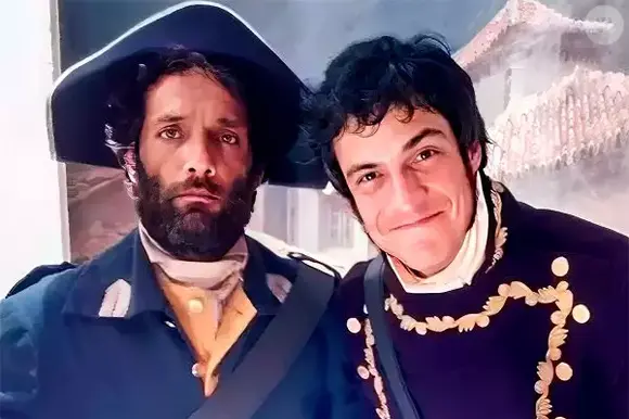 Thiago Baldini, que foi preso por roubo, e Matheus Solano juntos na novela Liberdade Liberdade, da Rede Globo