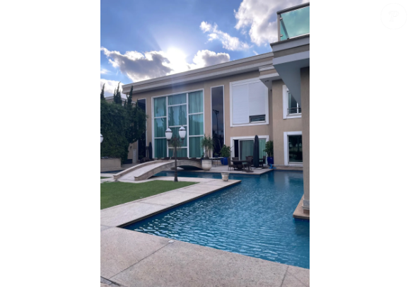 Mansão de Luciano Camargo tem uma piscina de grandes proporções