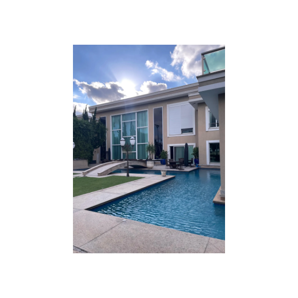 Mansão de Luciano Camargo tem uma piscina de grandes proporções
