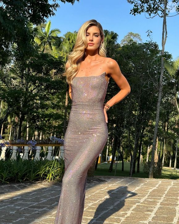 Camila Queiroz cuida do cabelo com uma ampola de hidratação semanal