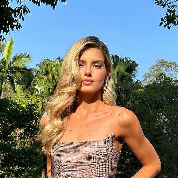 Camila Queiroz cuida do cabelo com uma ampola de hidratação semanal