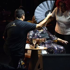 Alcione precisou ser abanada após passar mal em PE na noite de 14 de fevereiro de 2025