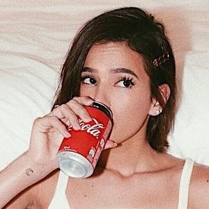 Bruna Marquezine com galocha elegante de estampa príncipe de gales