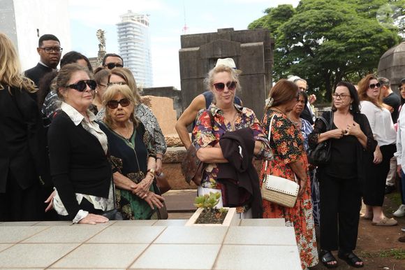 Enterro de Juca de Oliveira emocionou a filha única, Isabella (centro da foto), e a viúva do ator, Maria Luisa Faro (à esquerda)