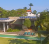 Mansão de Marcio Garcia: construída a aproximadamente 100 metros acima do nível do mar, a residência está posicionada entre formações rochosas e áreas de vegetação nativa, com uma vista privilegiada para a Pedra da Gávea e para o oceano.