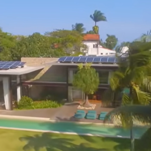 Mansão de Marcio Garcia: construída a aproximadamente 100 metros acima do nível do mar, a residência está posicionada entre formações rochosas e áreas de vegetação nativa, com uma vista privilegiada para a Pedra da Gávea e para o oceano.