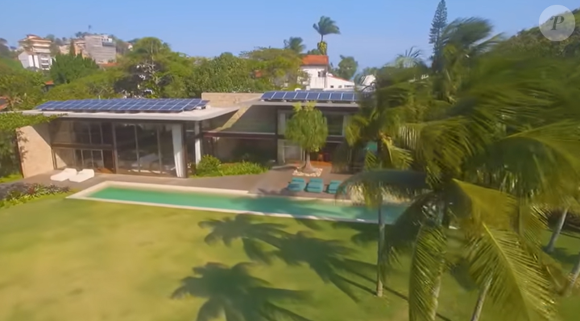 Mansão de Marcio Garcia: construída a aproximadamente 100 metros acima do nível do mar, a residência está posicionada entre formações rochosas e áreas de vegetação nativa, com uma vista privilegiada para a Pedra da Gávea e para o oceano.