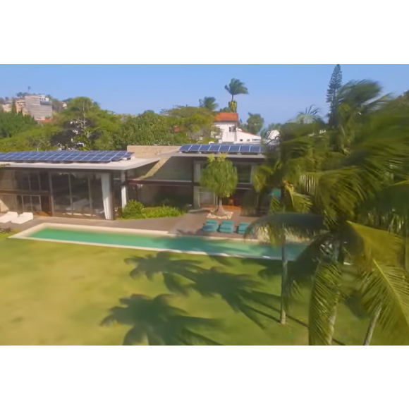 Mansão de Marcio Garcia: construída a aproximadamente 100 metros acima do nível do mar, a residência está posicionada entre formações rochosas e áreas de vegetação nativa, com uma vista privilegiada para a Pedra da Gávea e para o oceano.