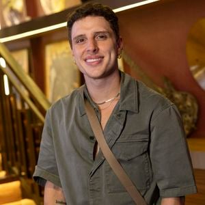 Esteban Serran (Diego Martins) - Estilista talentoso, competente e inovador. É personal stylist de Naiane (Isabelle Drummond) e Zilá (Leandra Leal), que o fazem trabalhar quase vinte quatro horas por dia, tornando sua vida um inferno. Esteban é grande amigo de Laurinha (Kamila Amorim).