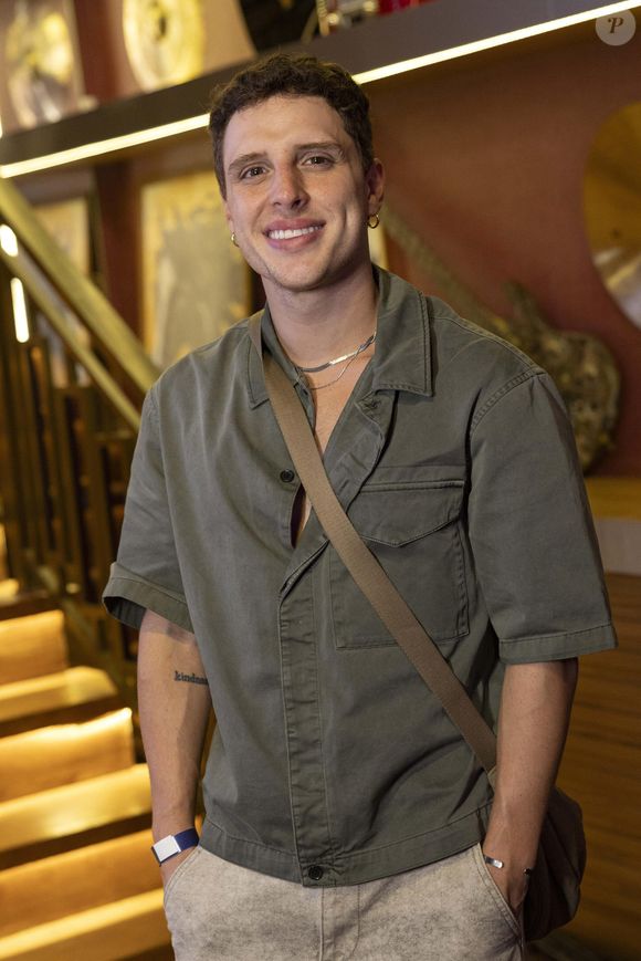 Esteban Serran (Diego Martins) - Estilista talentoso, competente e inovador. É personal stylist de Naiane (Isabelle Drummond) e Zilá (Leandra Leal), que o fazem trabalhar quase vinte quatro horas por dia, tornando sua vida um inferno. Esteban é grande amigo de Laurinha (Kamila Amorim).