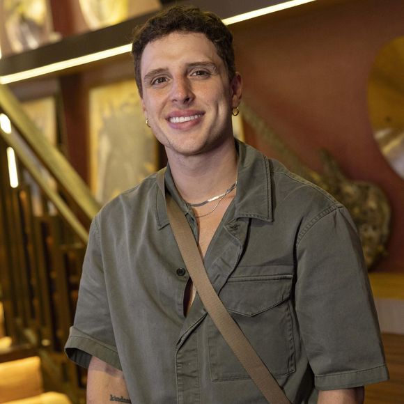 Esteban Serran (Diego Martins) - Estilista talentoso, competente e inovador. É personal stylist de Naiane (Isabelle Drummond) e Zilá (Leandra Leal), que o fazem trabalhar quase vinte quatro horas por dia, tornando sua vida um inferno. Esteban é grande amigo de Laurinha (Kamila Amorim).