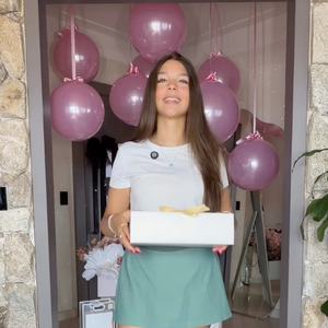 Maria Sophia compartilhou um vídeo em suas redes sociais neste domingo (03) mostrando um presente recebido pelo cantor