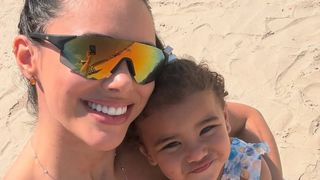 Filha de Neymar e Bruna Biancardi, Mavie se lambuza com sorvete em parada de Natal e diverte mãe com resposta sincera. Vídeo!